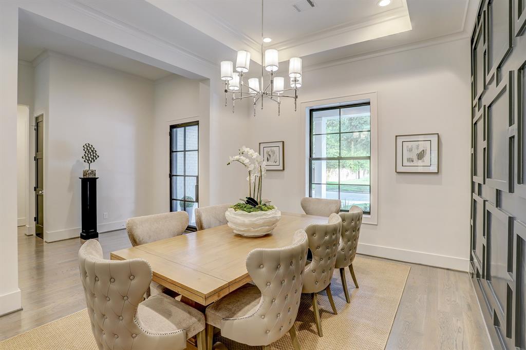 TX-4678-dining room with front door view